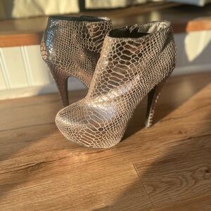 AXNY Snakeskin Patterned Ankle Bootie - Size 5.5